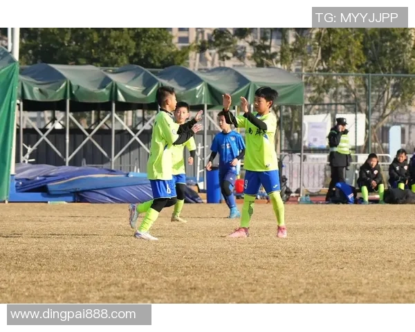 大学足球队的成长之路:从校园绿茵场到职业联赛的梦想追逐